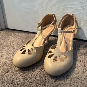 EUC Chase + Chloe nude t-strap heels